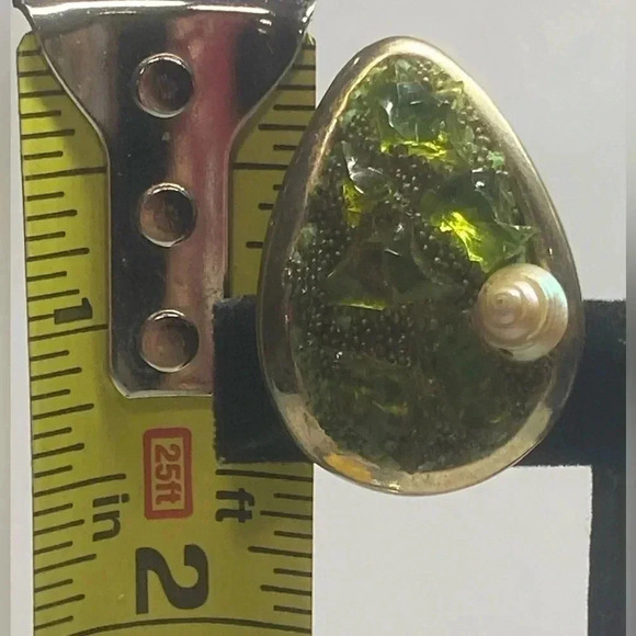 SHELL VINTAGE CLIP ON EARRINGS WITH LIME GREEN ACCENTS - Picture 7 of 9